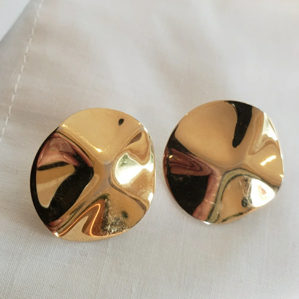 Vtg Shiny Gold Wavy Round Disc Stud Earrings